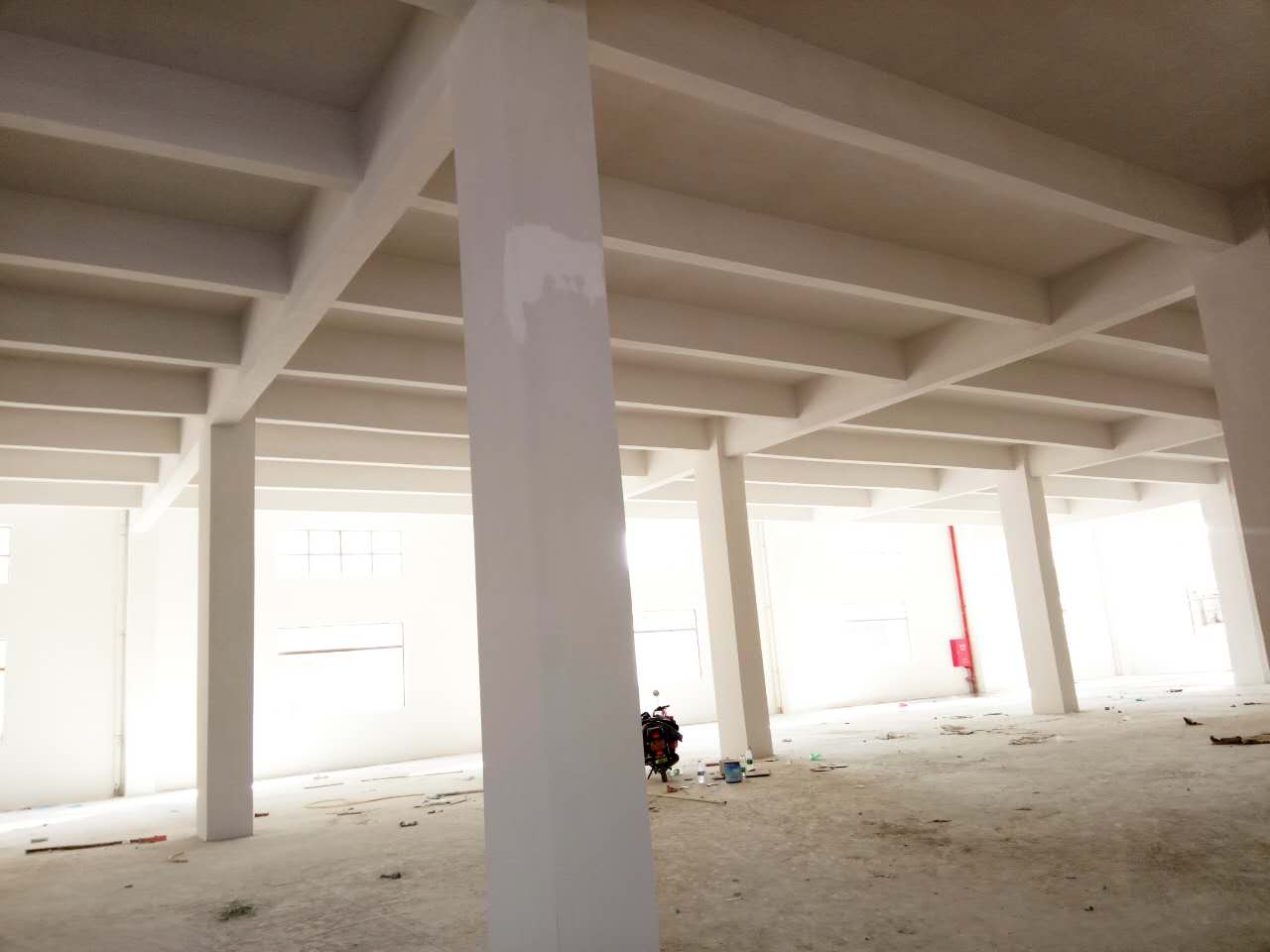 已建成了1幢（2800平方米，共4層的廠房）