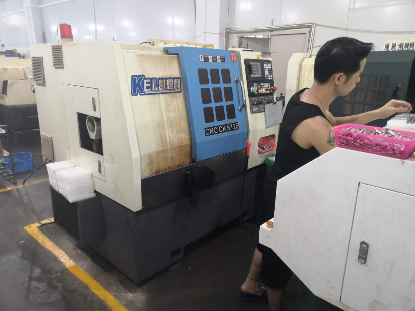 生產工人在專心的操作凱恩利數控車床
